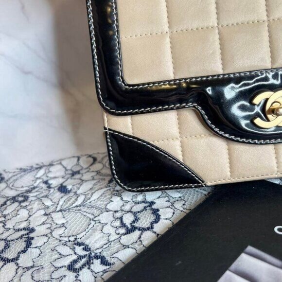 Authentic CHANEL CC Lambskin Patent Chocolate Bar Flap Bag Chain Beige Black - Picture 7 of 16
